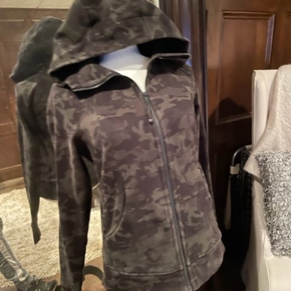 Lululemon Scuba Full-zip Hoodie Green Camo, size 8, EUC - Picture 3 of 6